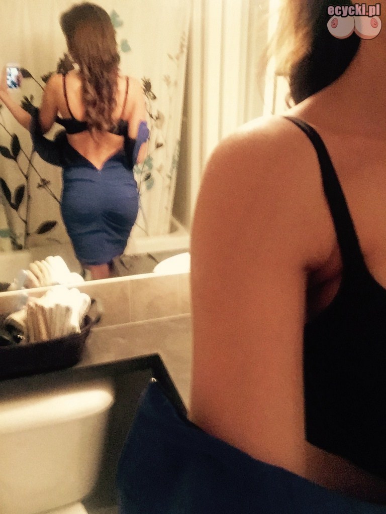 2. amatorskie selfie przed lustrem dziewczyna sciaga sukienke